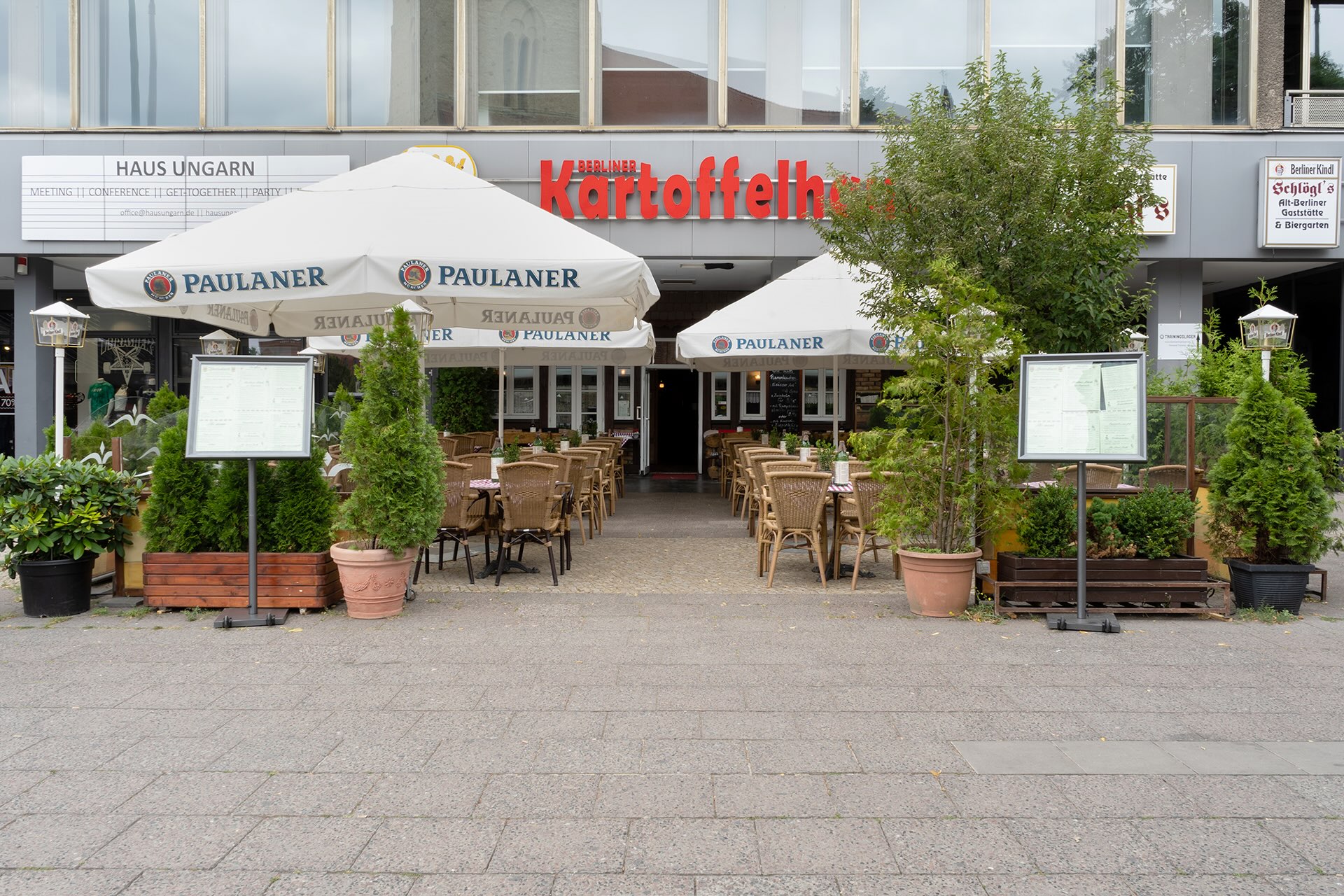 Außenterrasse des Berliner Kartoffelhauses mit Sonnenschirmen am Alexanderplatz