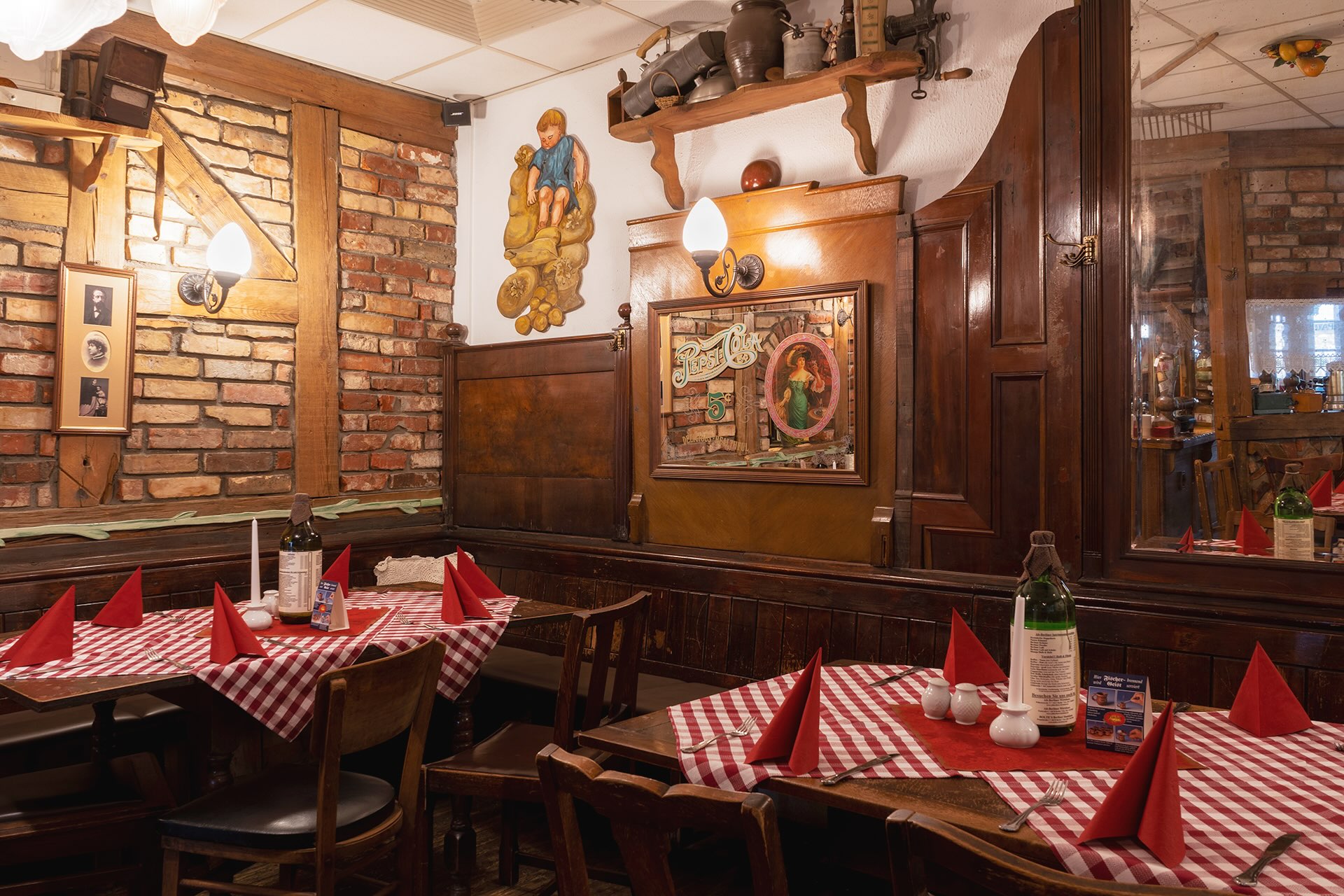Uriger Sitzbereich im Berliner Kartoffelhaus mit Backsteinwand und historischer Dekoration